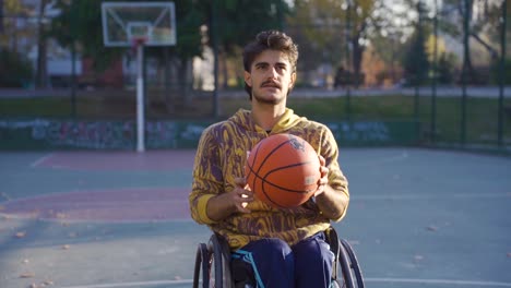 Behinderter-Teenager-Spielt-Basketball-Im-Rollstuhl-In-Zeitlupe.